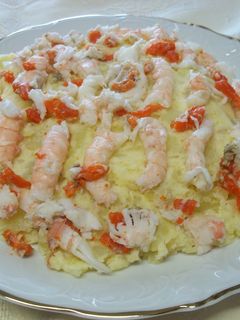 Una foto de Ensaladilla de patata, marisco y con limón