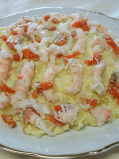 Una foto de Ensaladilla de patata, marisco y con limón