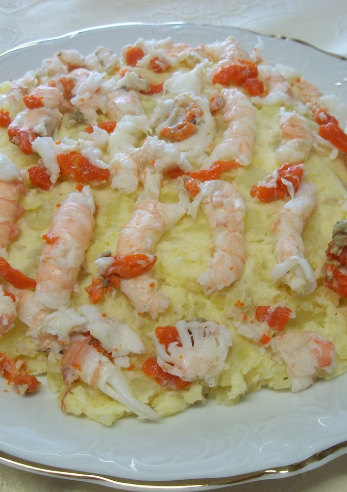 Una foto de Ensaladilla de patata, marisco y con limón
