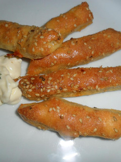 Una foto de Palitos de hojaldre rebozados en queso rallado y sésamo
