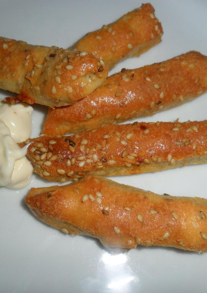 Una foto de Palitos de hojaldre rebozados en queso rallado y sésamo