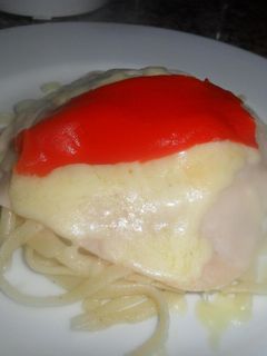 Una foto de Tallarines cubiertos de pechuga de pavo y queso mozzarella 