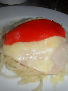 Una foto de Tallarines cubiertos de pechuga de pavo y queso mozzarella