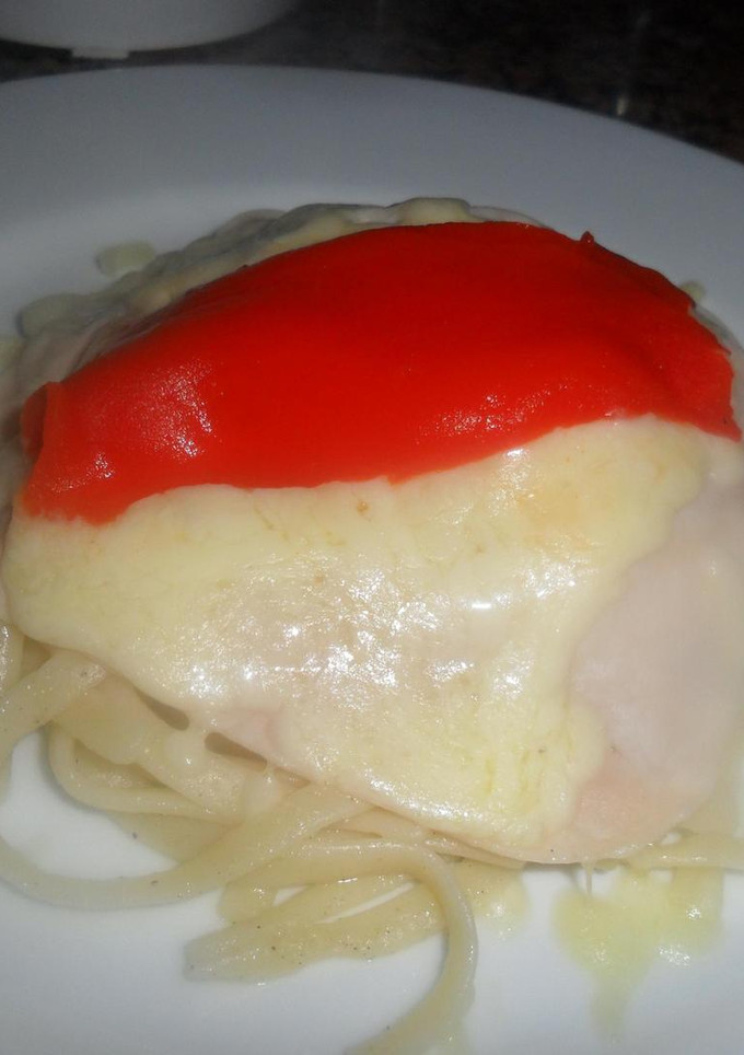 Una foto de Tallarines cubiertos de pechuga de pavo y queso mozzarella 
