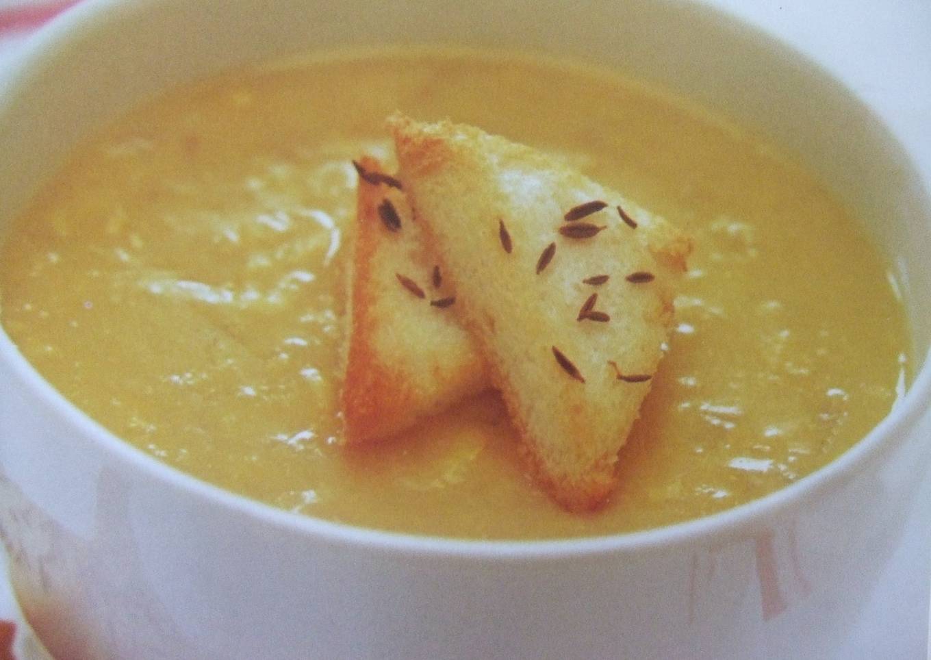 Sopa cremosa de calabaza con curry y leche de coco