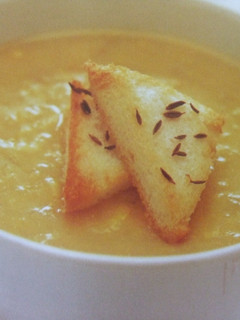 Foto principal de Sopa cremosa de calabaza con curry y leche de coco
