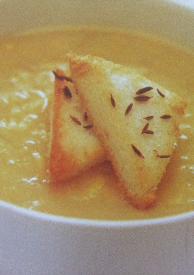 Una foto de Sopa cremosa de calabaza con curry y leche de coco