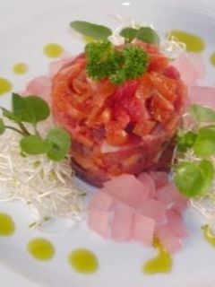 Una foto de Cochayuyo con papas chancadas y cebollas en escabeche