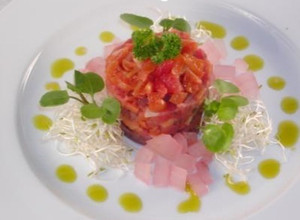 Una foto de Cochayuyo con papas chancadas y cebollas en escabeche