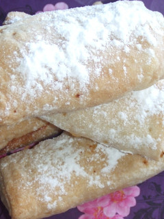 Una foto de Rollitos crujientes de manzana y semillas de amapola