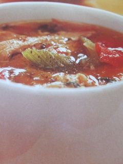 Una foto de Sopa casera de pollo y tomate