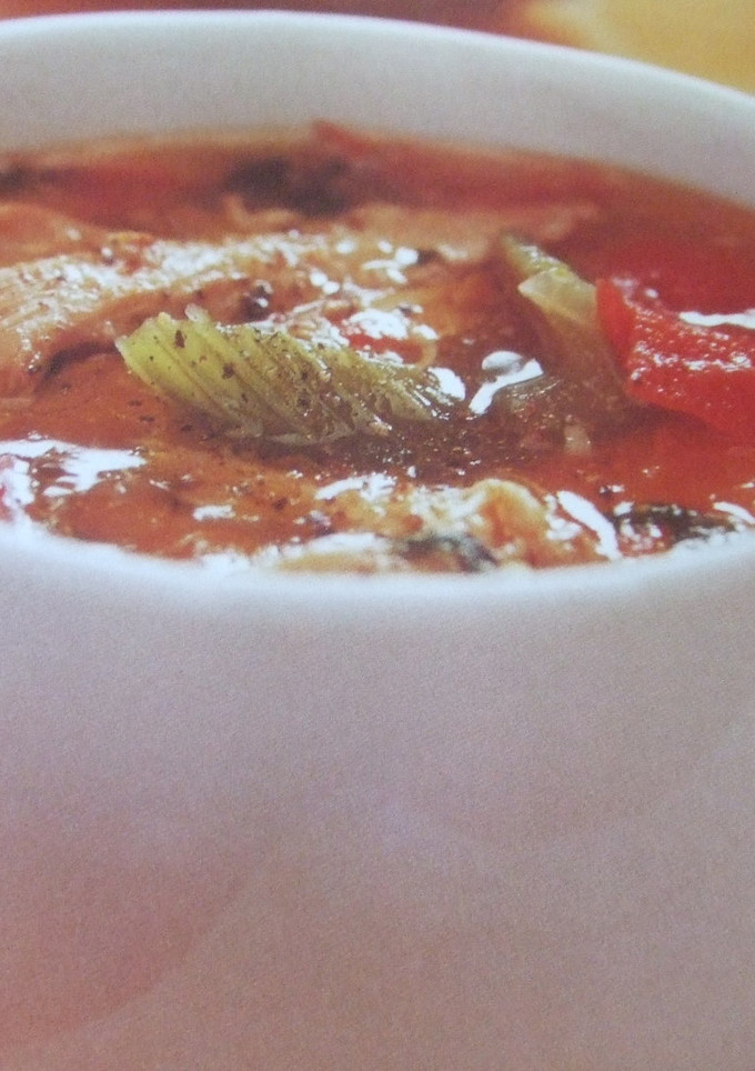 Una foto de Sopa casera de pollo y tomate