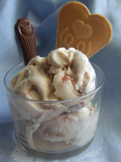 Una foto de Helado de caramelo y cerezas