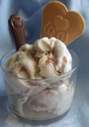 Una foto de Helado de caramelo y cerezas