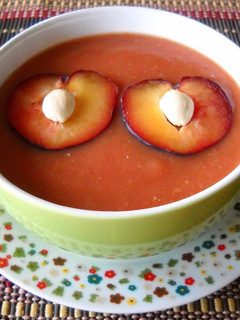 Una foto de Gazpacho de ciruelas rojas