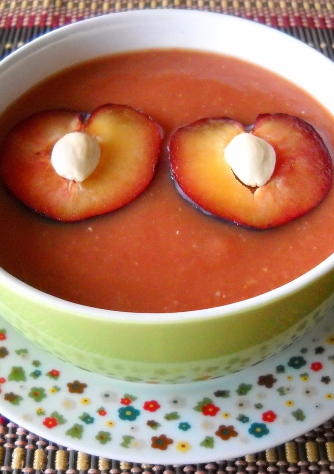 Una foto de Gazpacho de ciruelas rojas
