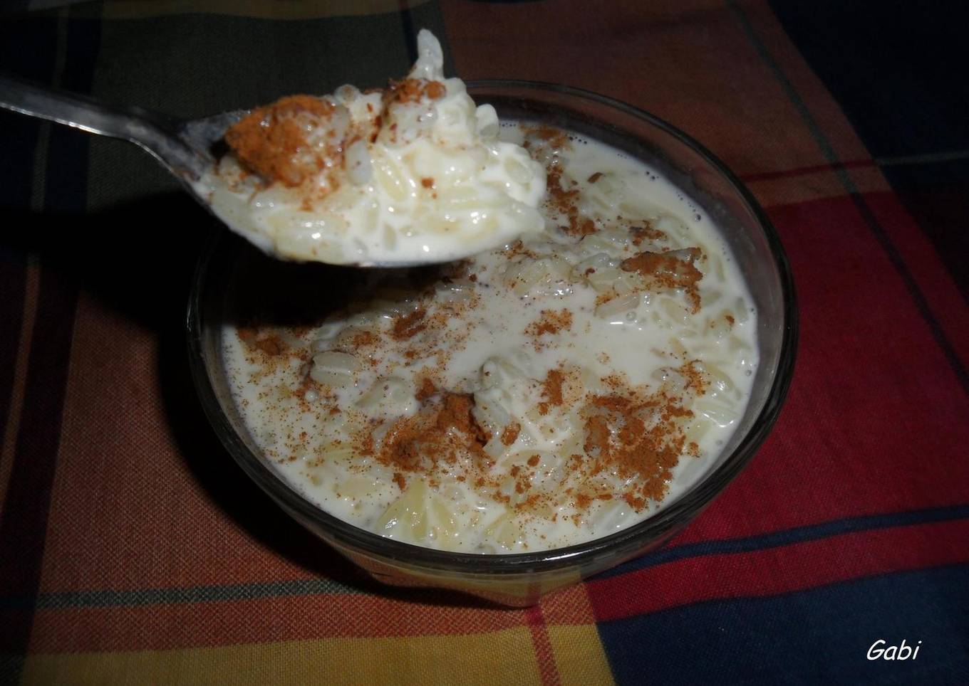 Arroz con leche con trocitos de cáscaras de limón