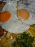Milanesa a caballo con papas fritas