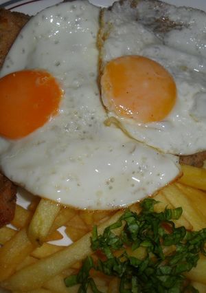 Una foto de Milanesa a caballo con papas fritas
