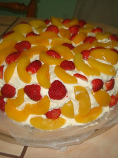 Una foto de Queque de melocotón y fresas