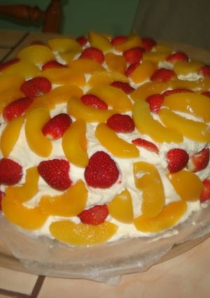 Una foto de Queque de melocotón y fresas