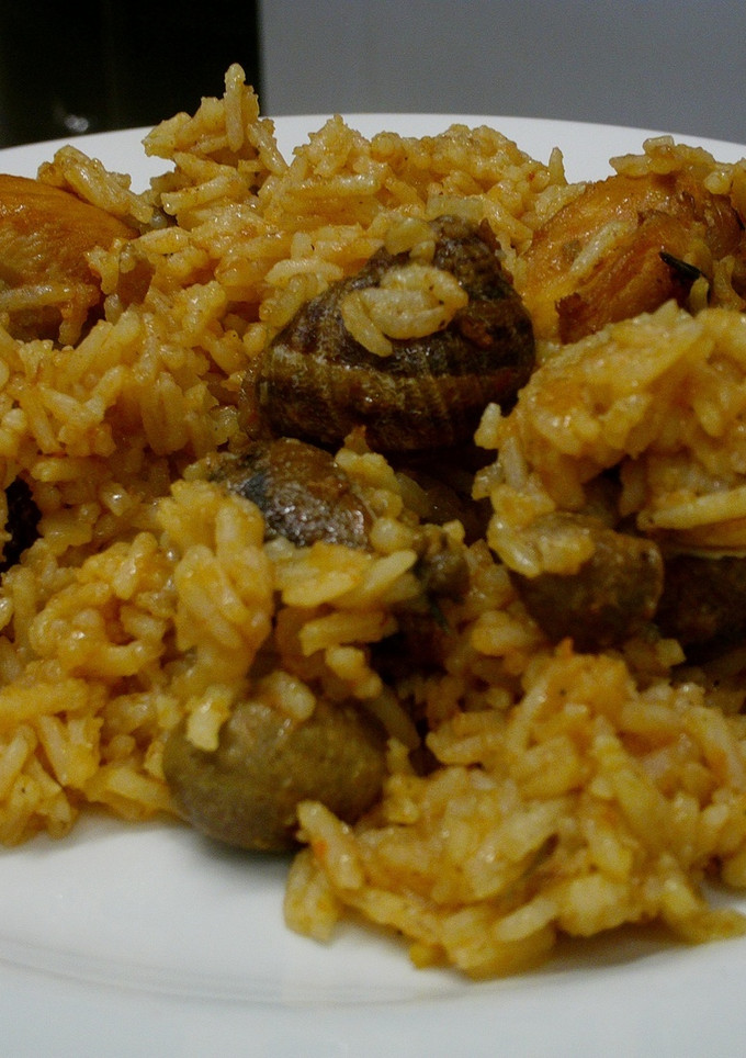 Una foto de Arroz basmati con conejo y caracoles