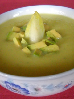 Una foto de Sopa crema fría de endivias y piña