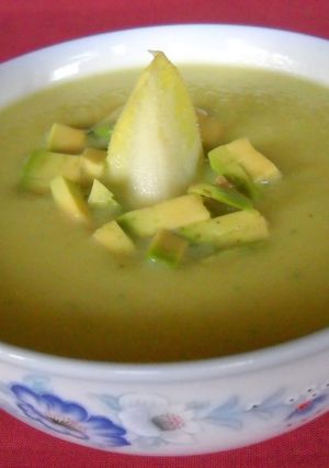Una foto de Sopa crema fría de endivias y piña