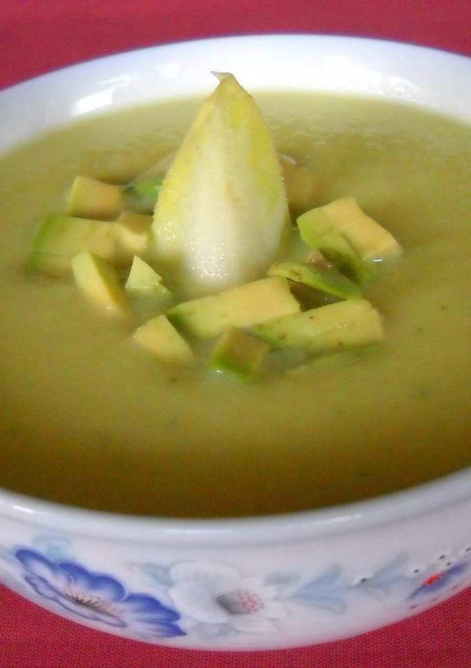 Una foto de Sopa crema fría de endivias y piña
