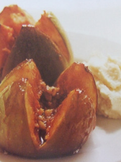 Una foto de Higos gratinados con frutos secos, miel y crema de ricota
