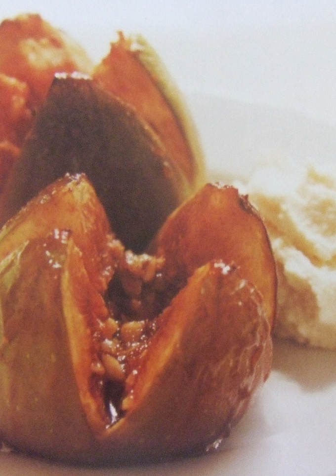 Una foto de Higos gratinados con frutos secos, miel y crema de ricota