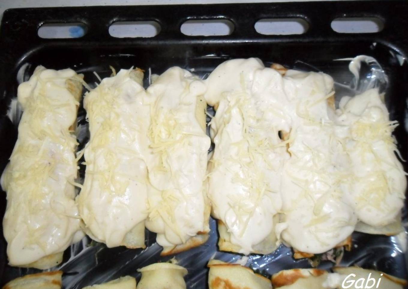 Canelones de espinacas, jamón y ricota con nueces