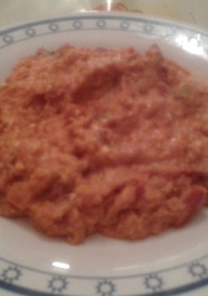 Una foto de Revoltillo de tomate, huevos, y atún