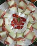 Brochetas de melón con jamón y queso fresco a la pimienta