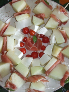 Una foto de Brochetas de melón con jamón y queso fresco a la pimienta