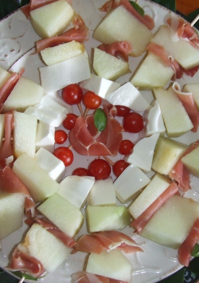 Una foto de Brochetas de melón con jamón y queso fresco a la pimienta