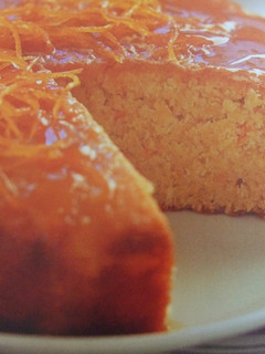 Una foto de Pastel de almendras con almíbar de naranja
