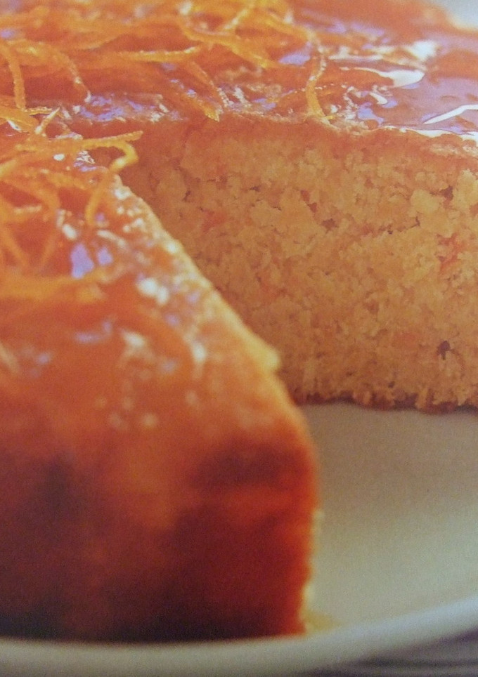 Una foto de Pastel de almendras con almíbar de naranja