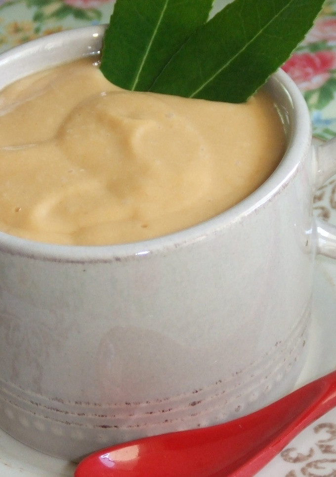Una foto de Mousse de albaricoques y melocotones frescos