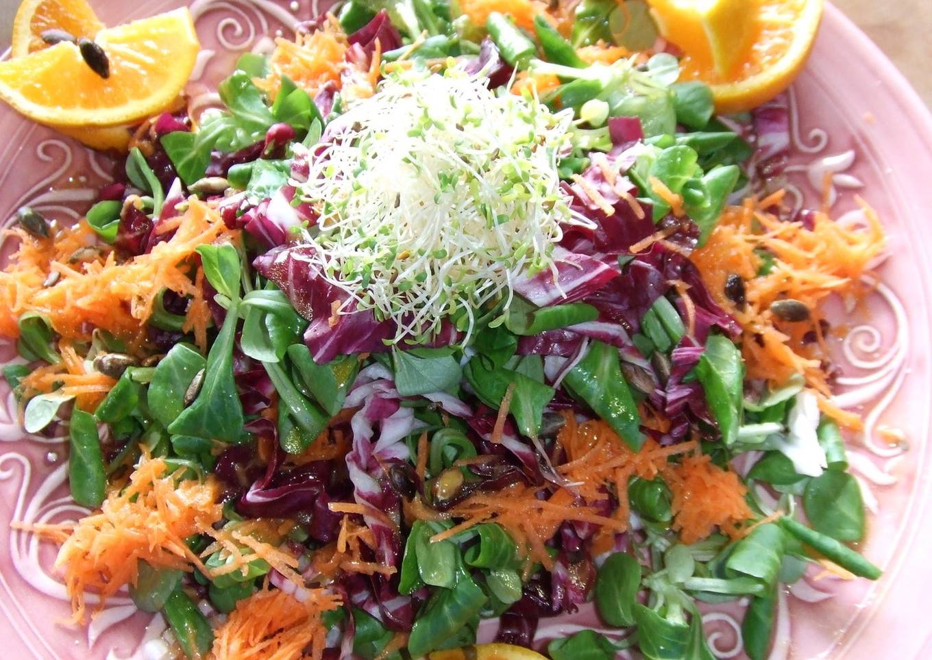 Ensalada de canónigos y achicoria con aderezo de naranja<br />