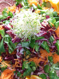 Una foto de Ensalada de canónigos y achicoria con aderezo de naranja