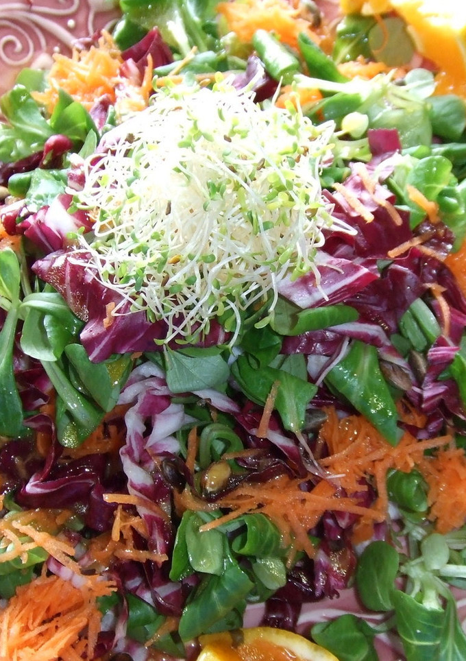 Una foto de Ensalada de canónigos y achicoria con aderezo de naranja
