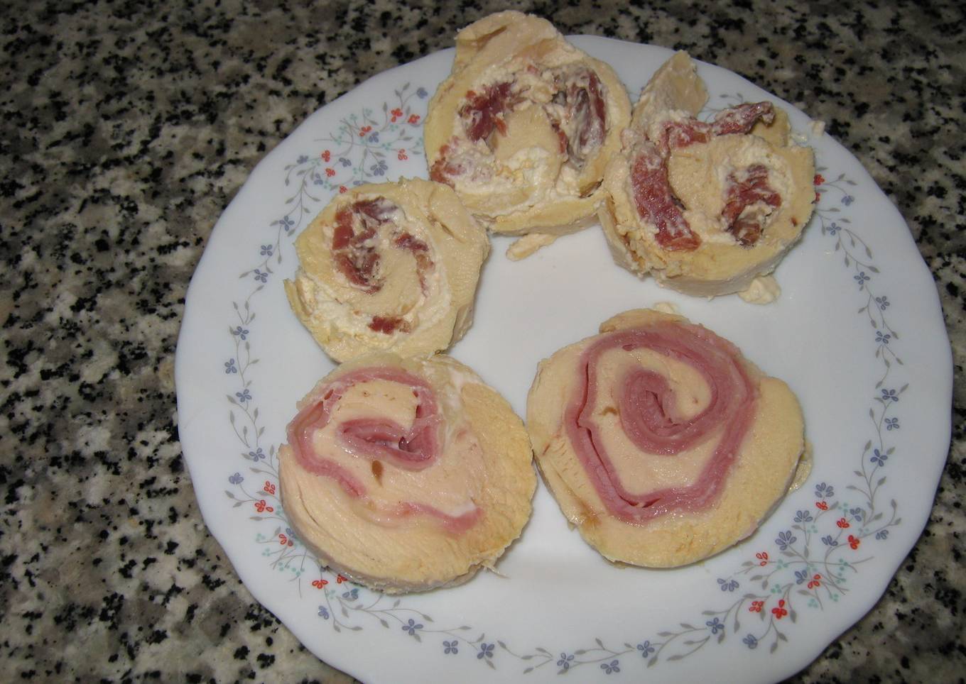 Pechugas de pollo rellenas de jamón y queso de untar