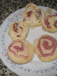 Una foto de Pechugas de pollo rellenas de jamón y queso de untar