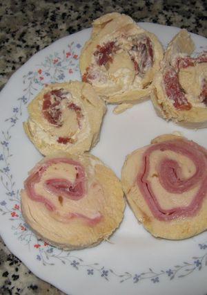 Una foto de Pechugas de pollo rellenas de jamón y queso de untar