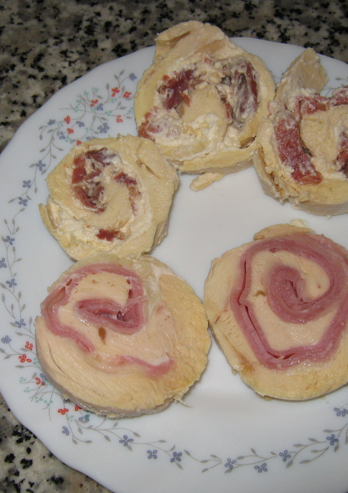 Una foto de Pechugas de pollo rellenas de jamón y queso de untar