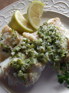 Una foto de Filetes de bacalao fresco con picada verde