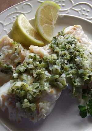 Una foto de Filetes de bacalao fresco con picada verde 