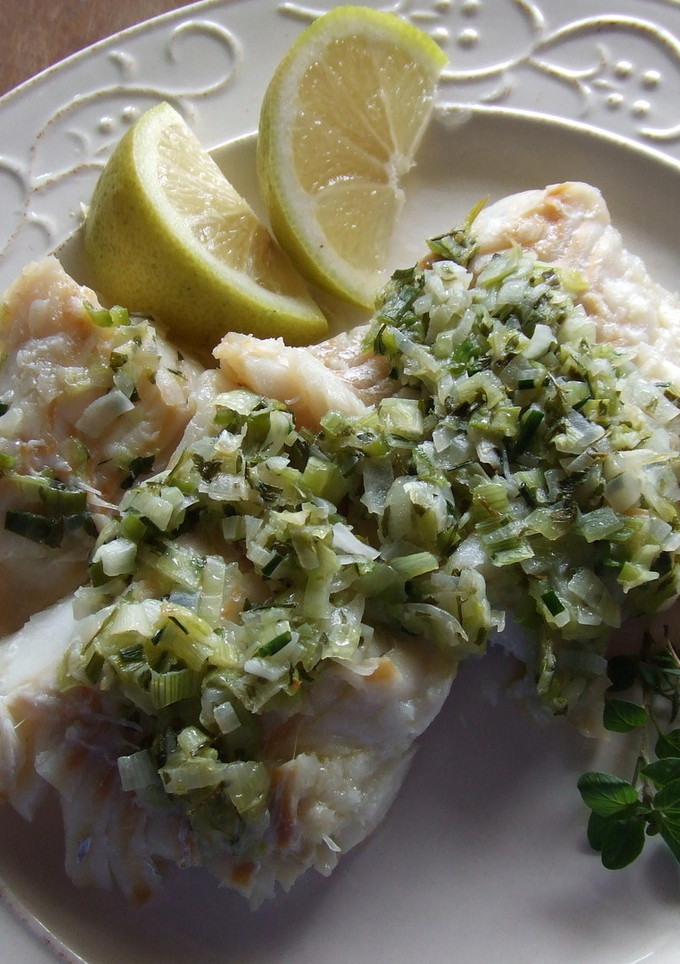 Una foto de Filetes de bacalao fresco con picada verde 
