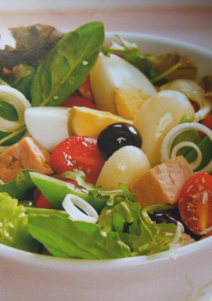Una foto de Ensalada rápida de atún y verduras con vinagreta de lima